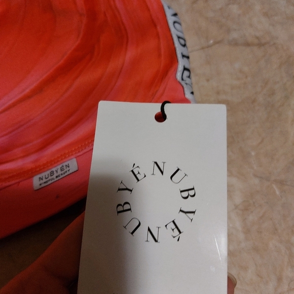 Nubyen sport bra bnwt size  S - Picture 2 of 5